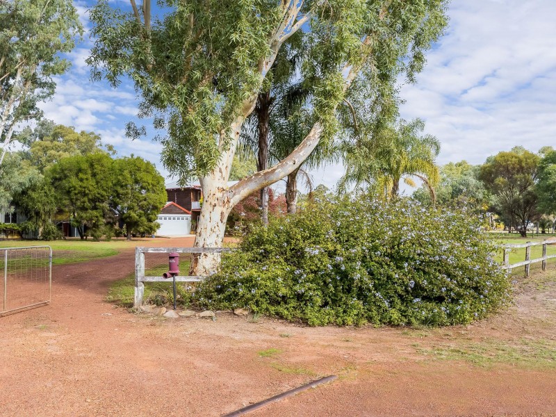 13 Devon Court, Oakford WA 6121