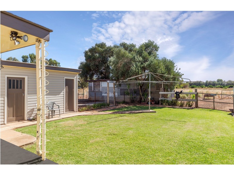 2240 Curran Road, Yenda NSW 2681