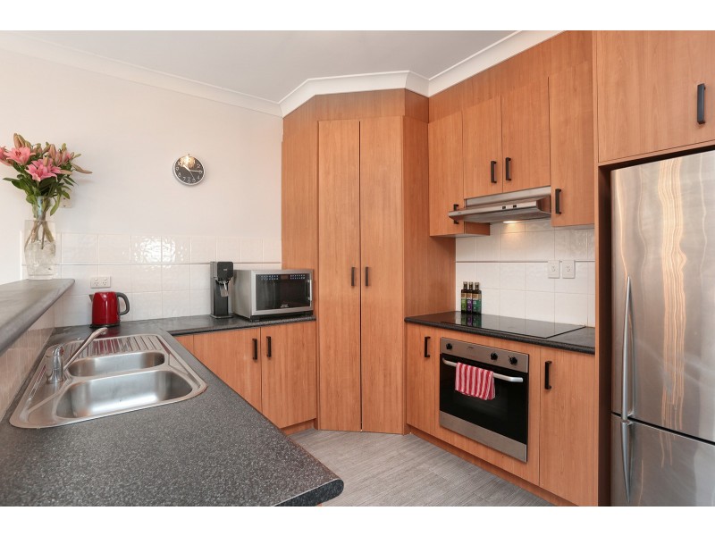 2/30 Newham Way, Altona Meadows VIC 3028