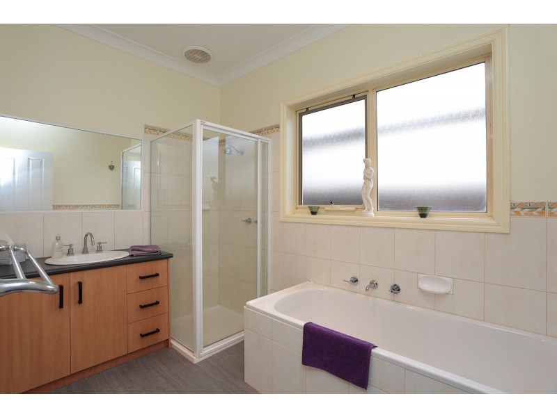 2/30 Newham Way, Altona Meadows VIC 3028