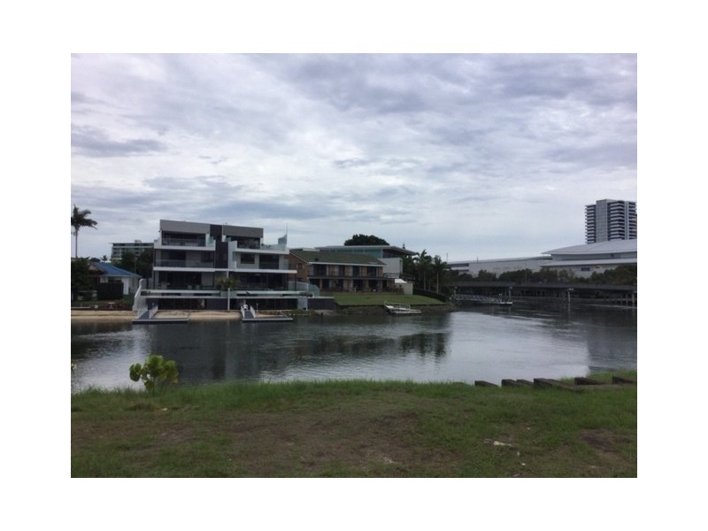 22 LAKELAND KEY, Broadbeach Waters QLD 4218