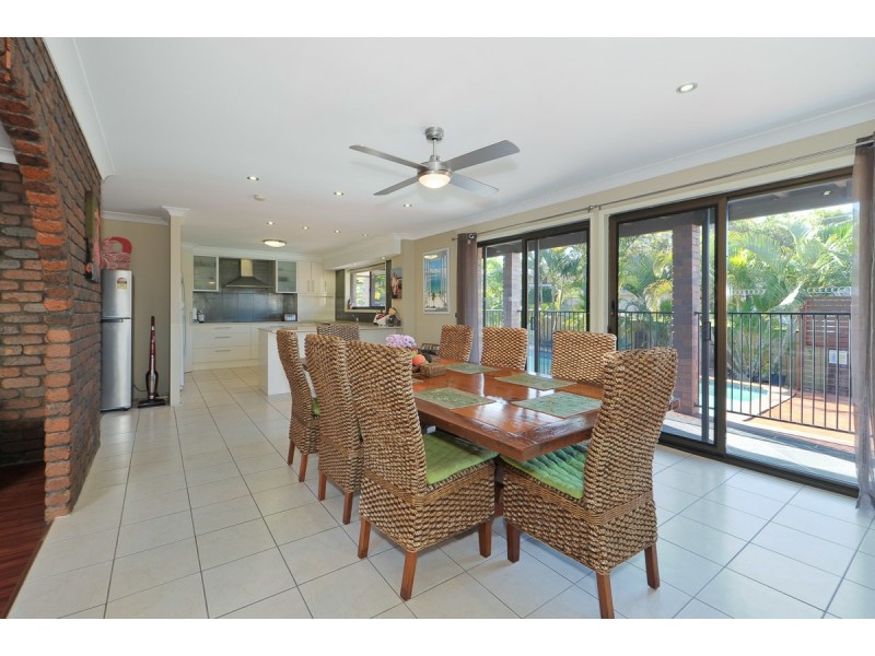 15 Crinum Crescent, Southport QLD 4215