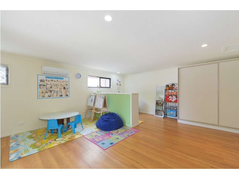 15 Crinum Crescent, Southport QLD 4215