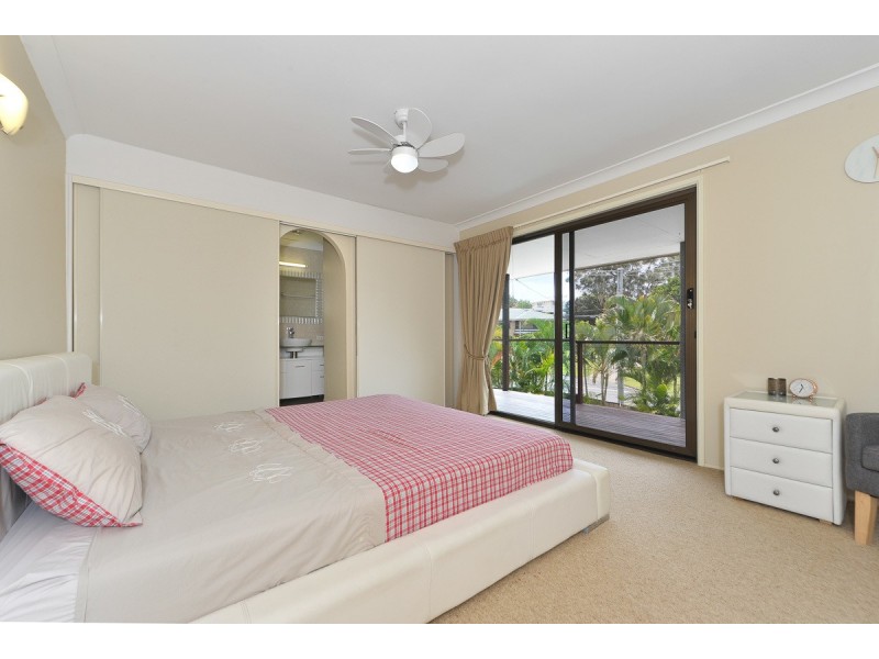 15 Crinum Crescent, Southport QLD 4215