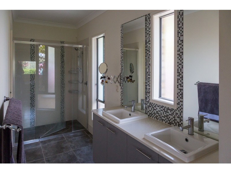 37 Wunburra Circle, Pacific Pines QLD 4211