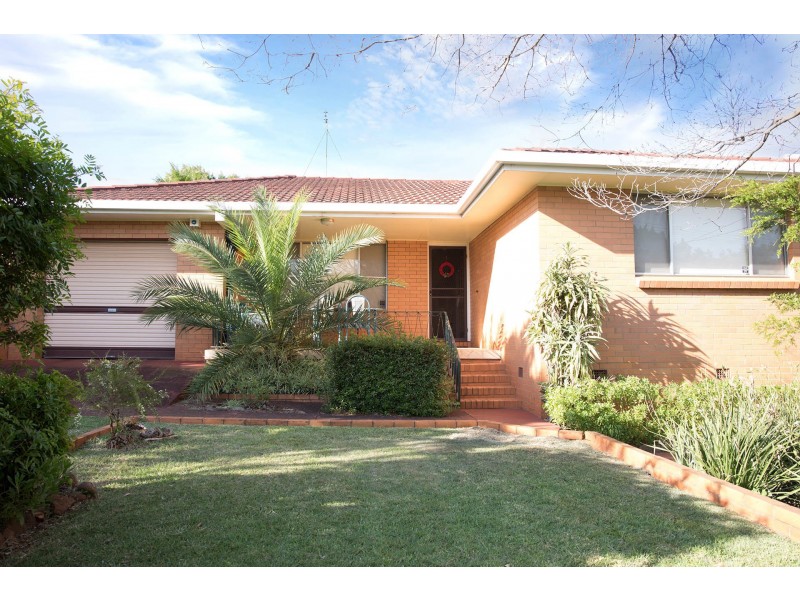 49 Debra Street, Centenary Heights QLD 4350