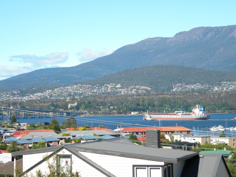 8/84 Malunna Road, Lindisfarne TAS 7015