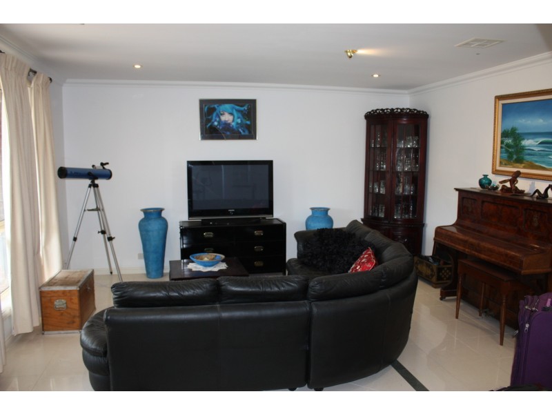 38 Sherwood Place, Royalla NSW 2620