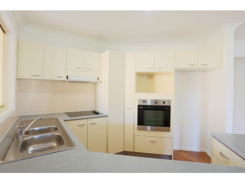 8 Raven Parade, Burleigh Waters QLD 4220