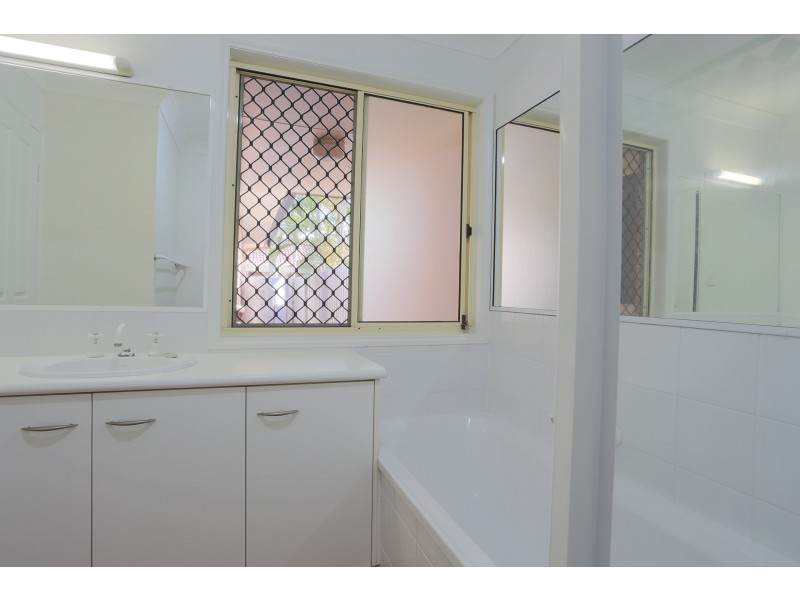 8 Raven Parade, Burleigh Waters QLD 4220