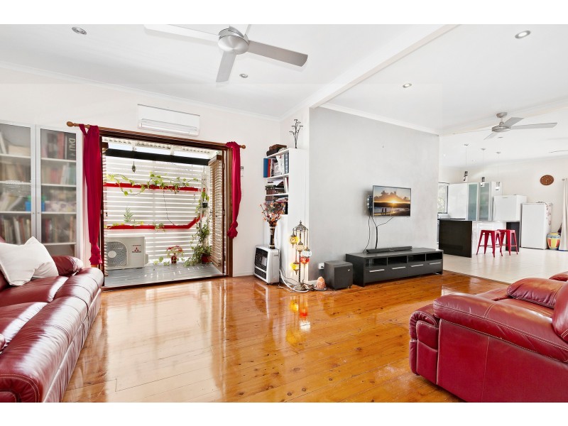 8 Gilpin Street, Shorncliffe QLD 4017