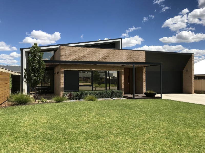 13 Cootamundra boulevard, Gobbagombalin NSW 2650