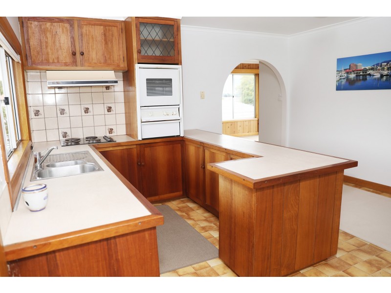 3 Loatta Road, Lindisfarne TAS 7015