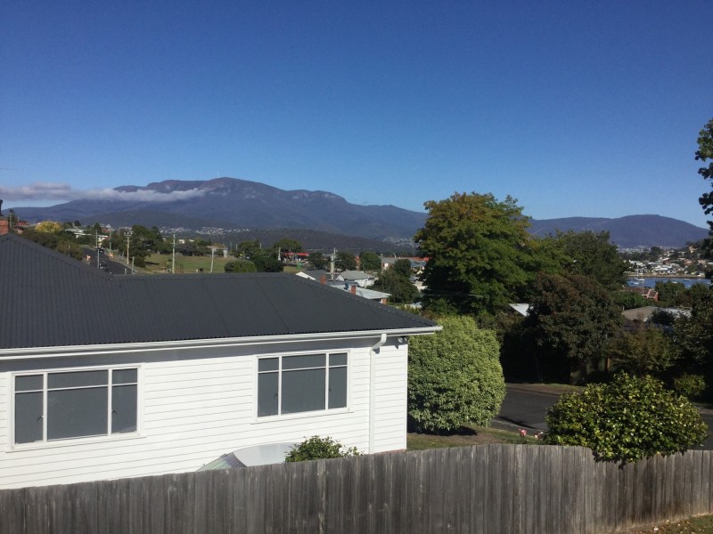 3 Loatta Road, Lindisfarne TAS 7015