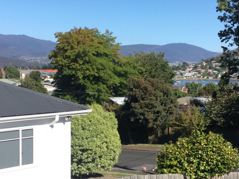 3 Loatta Road, Lindisfarne TAS 7015
