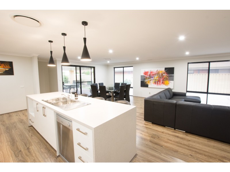 17 Torrens Loop, Millbridge WA 6232