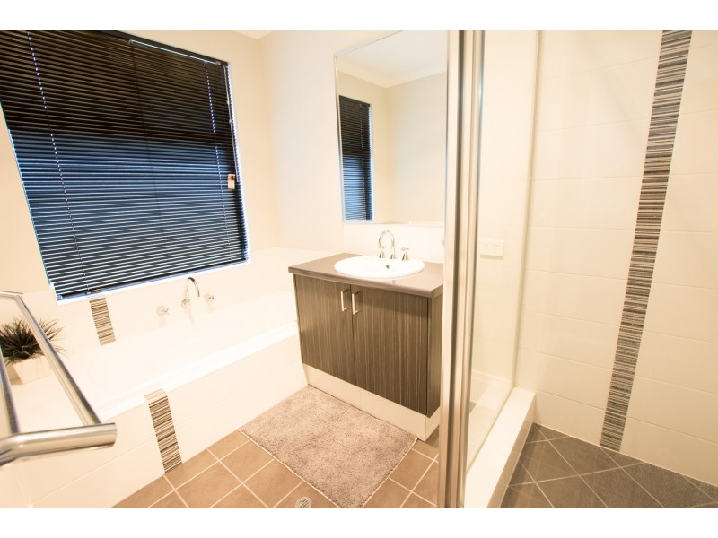 17 Torrens Loop, Millbridge WA 6232