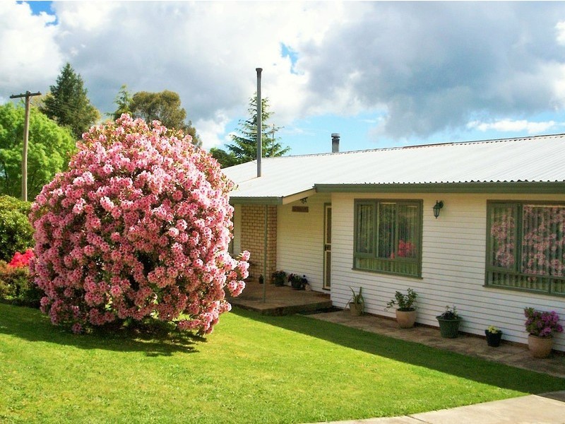 2 Crofton Avenue, Batlow NSW 2730