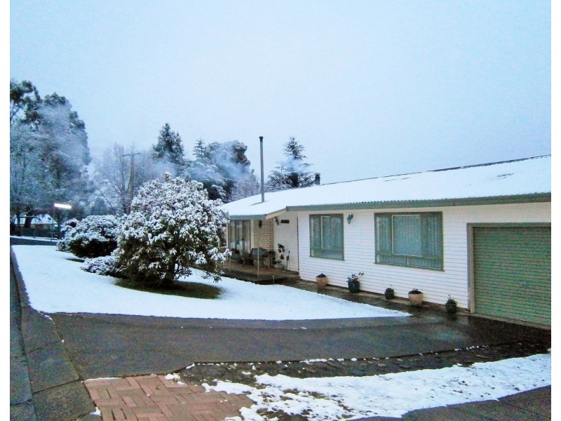 2 Crofton Avenue, Batlow NSW 2730