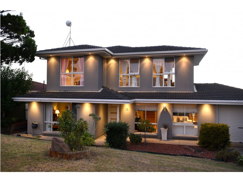 13 Rogana Crescent, Hallett Cove SA 5158