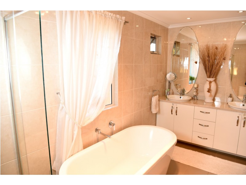 13 Rogana Crescent, Hallett Cove SA 5158