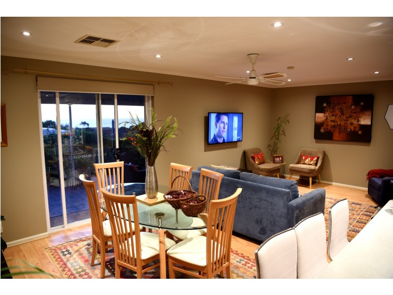 13 Rogana Crescent, Hallett Cove SA 5158