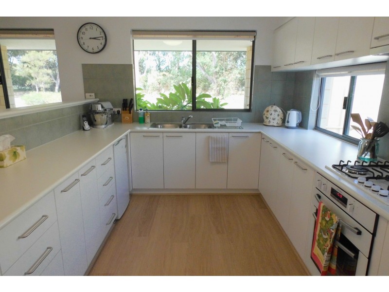 16 Pinegrove Vista, Meadow Springs WA 6210