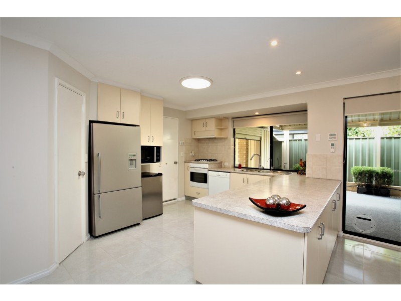 2 Hedges Retreat, Atwell WA 6164