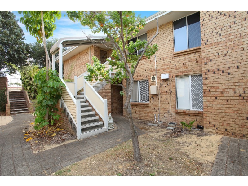 21/2 Pinewood Avenue, Kardinya WA 6163