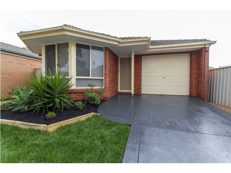 13 Lauffre Walk, Caroline Springs VIC 3023