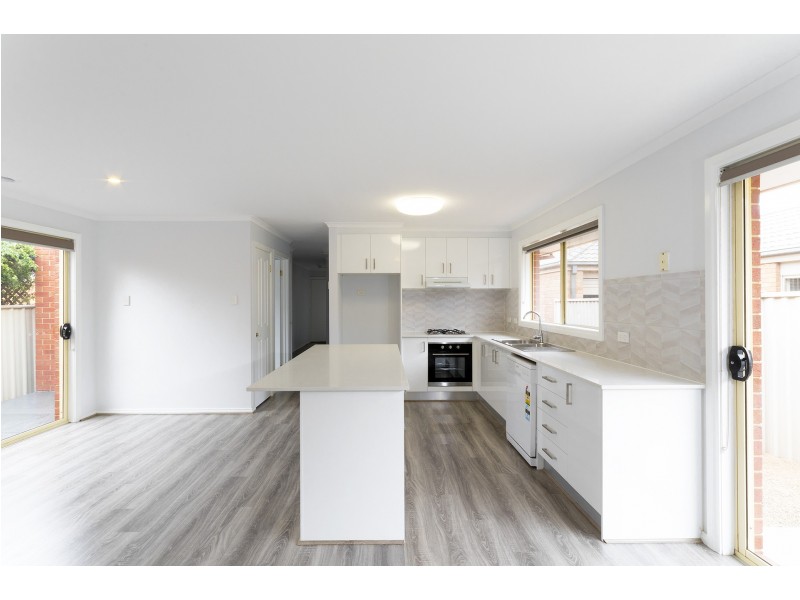 13 Lauffre Walk, Caroline Springs VIC 3023