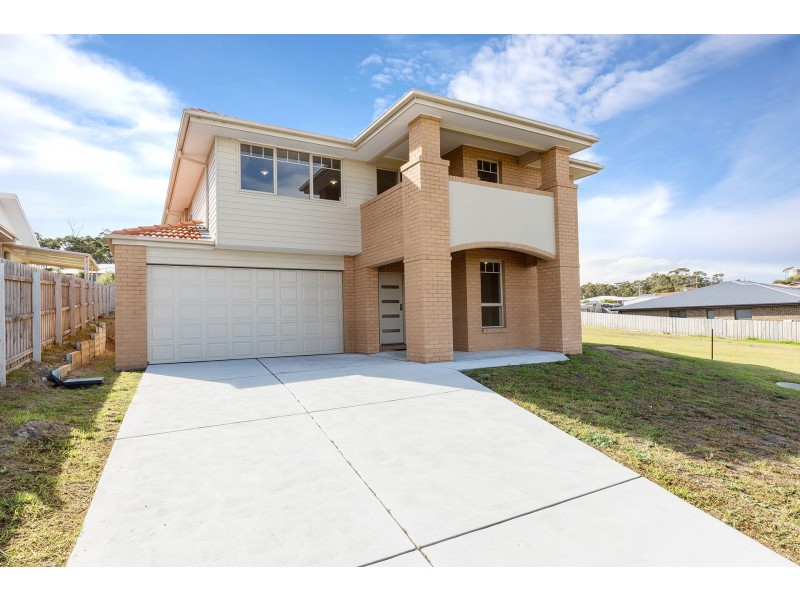 8 Lawson Drive, Lakes Entrance VIC 3909