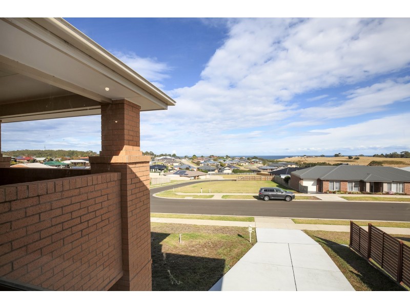 8 Lawson Drive, Lakes Entrance VIC 3909