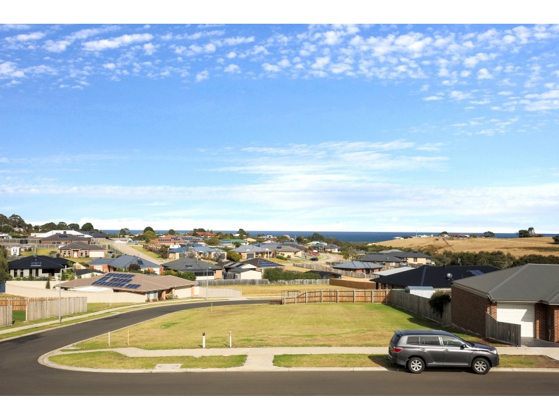 8 Lawson Drive, Lakes Entrance VIC 3909