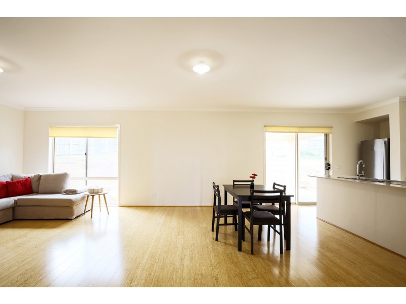 8 Lawson Drive, Lakes Entrance VIC 3909