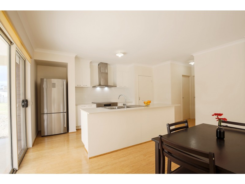 8 Lawson Drive, Lakes Entrance VIC 3909