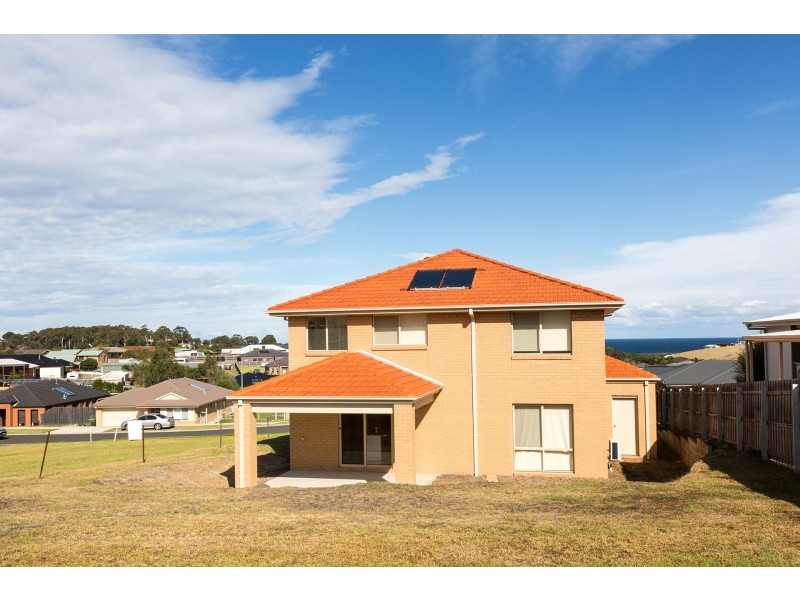 8 Lawson Drive, Lakes Entrance VIC 3909