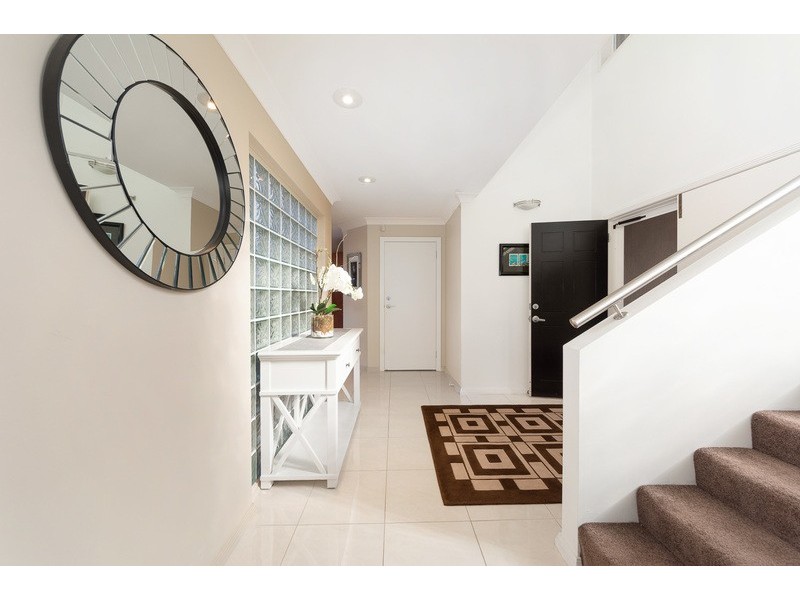 4 St Raphael Terrace, Sorrento QLD 4217