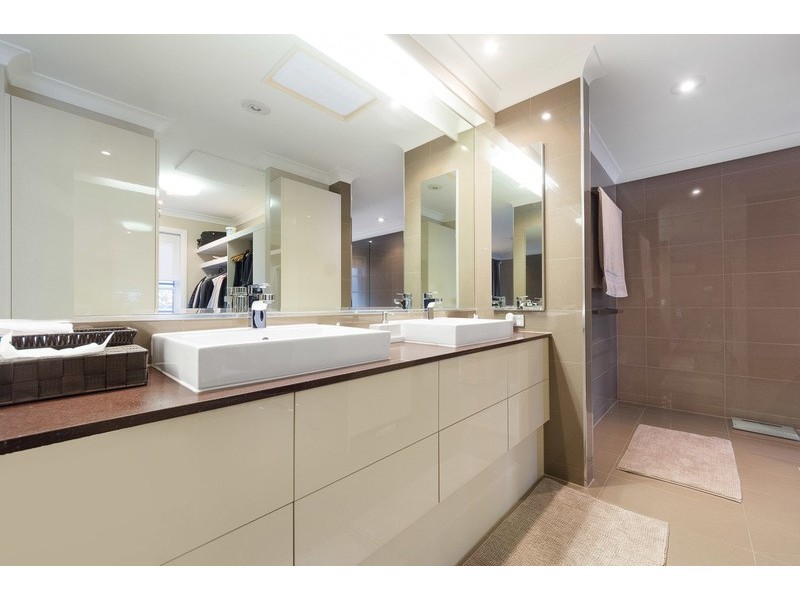 4 St Raphael Terrace, Sorrento QLD 4217