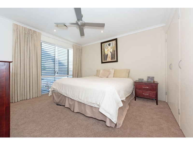 4 St Raphael Terrace, Sorrento QLD 4217