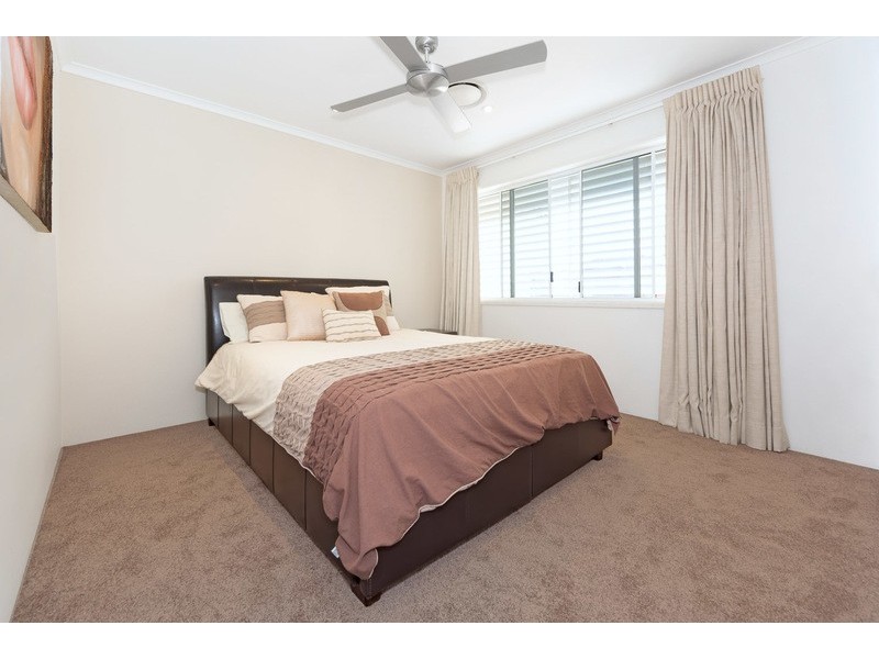 4 St Raphael Terrace, Sorrento QLD 4217