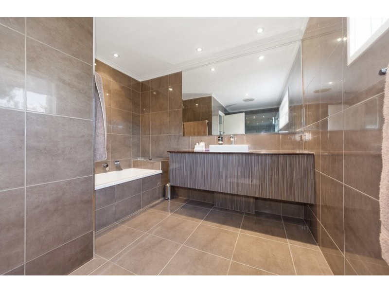 4 St Raphael Terrace, Sorrento QLD 4217