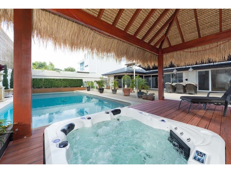 4 St Raphael Terrace, Sorrento QLD 4217