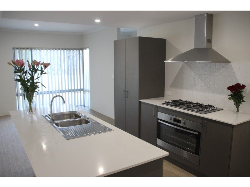 2/4 Russell Road, Greenmount WA 6056