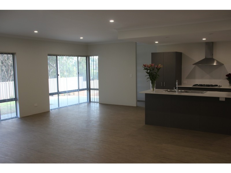 2/4 Russell Road, Greenmount WA 6056