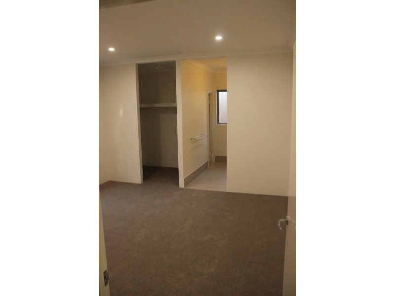 2/4 Russell Road, Greenmount WA 6056