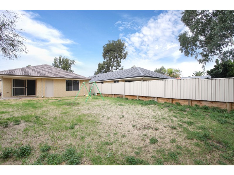 2/4 Yanderra Court, Stratton WA 6056