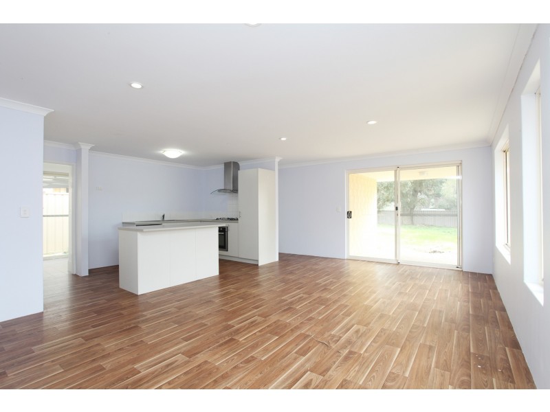 2/4 Yanderra Court, Stratton WA 6056