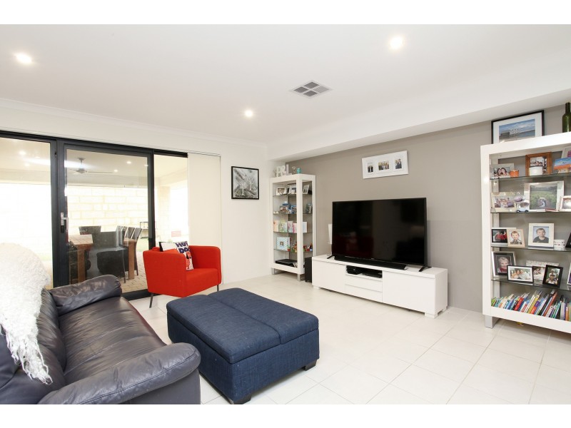 14 Clivia Heights, Sinagra WA 6065