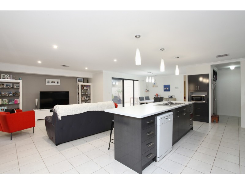 14 Clivia Heights, Sinagra WA 6065